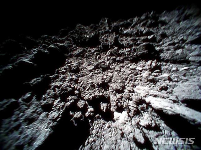 【JAXA·AP/뉴시스】일본우주항공연구개발기구(JAXA)는 27일(현지시간) 소행성 '류구'의 울퉁불퉁한 표면을 찍은 사진을 공개했다. 사진은 탐사선 '하야부사 2호'내에 탑재됐던 소형 탐사로봇 '미네르바 II-1'의 로버 -1B가 23일 소행성 표면에서 점프를 하며 촬영한 것이다. 2018.08.09.28