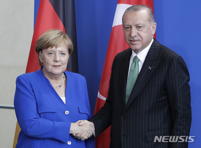 【베를린(독일)=AP/뉴시스】앙겔라 메르켈 독일 총리(왼쪽)와 레제프 타이이프 에르도안 터키 대통령이 28일 베를린에서 공동기자회견 후 악수를 나누고 있다. 두 정상은 이날 회담을 가졌지만 양국 관계 개선을 위한 협력의 중요성을 강조하기만 했을 뿐 양국 사이를 갈라놓고 있는 문제들에 대해서는 서로 양보를 거부했다. 2018.9.28