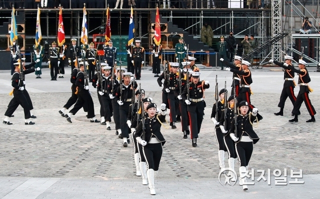 [천지일보=안현준 기자] 28일 오후 서울 용산구 전쟁기념관에서 열린 제70주년 국군의 날 미디어데이에서 국군 의장대가 사열을 하고 있다. ⓒ천지일보 2018.9.28