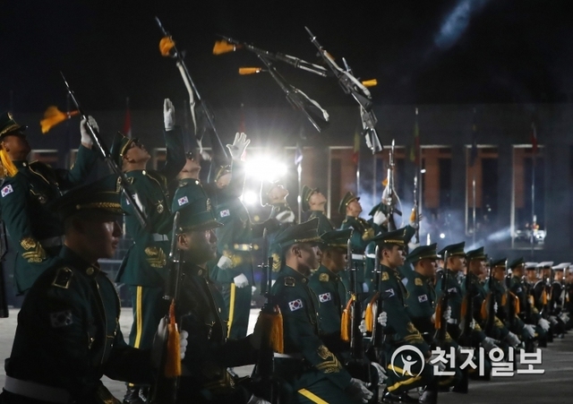 [천지일보=안현준 기자] 28일 오후 서울 용산구 전쟁기념관에서 열린 제70주년 국군의 날 미디어데이에서 축하공연 중 국군 의장대가 공연을 펼치고 있다. ⓒ천지일보 2018.9.28