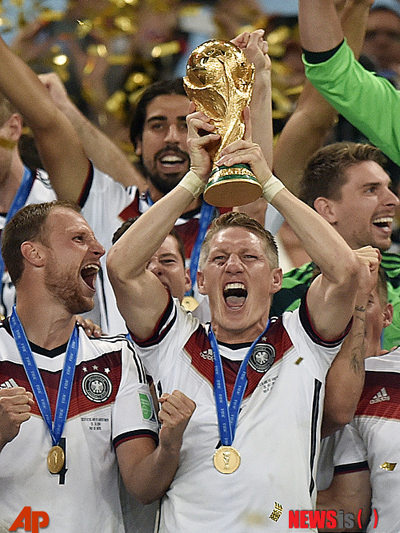 전차군단 독일이 14일(한국시간) 브라질 리우데자네이루의 이스타지우 마라카낭에서 열린 아르헨티나와의 2014브라질월드컵 결승에서 연장 후반 8분 터진 마리오 괴체의 결승골에 힘입어 1-0 승리를 거뒀다. 우승을 차지한 독일 선수단이 월드컵 트로피를 들어올리며 기쁨을 만끽하고 있다. (사진출처: 뉴시스)