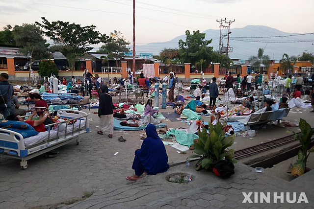 29일 인도네시아 중앙술라웨시 주 팔루 시에 있는 병원 마당에 전날 발생한 지진과 쓰나미의 피해를 입은 환자들이 치료를 받고 있다. (출처: 뉴시스)