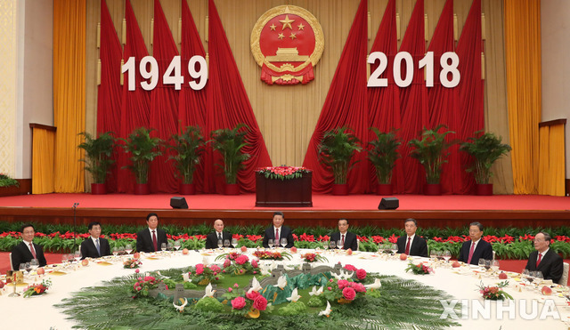 (Xinhua/뉴시스) 중국의 시진핑 주석(가운데)과 리커창 총리 등 건국일인 1일 전야인 30일 인민대회당에서 열린 축하 만찬에 참석했다. 중국은 일주일 간 국경절 연휴를 갖는다.