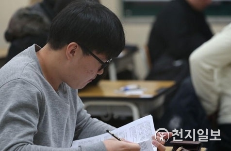 2018학년도 대학수학능력시험(수능)날인 23일 오전 서울 종로구 청운동 경복고등학교 시험실에서 수험생들이 시험 준비를 하고 있다. ⓒ천지일보