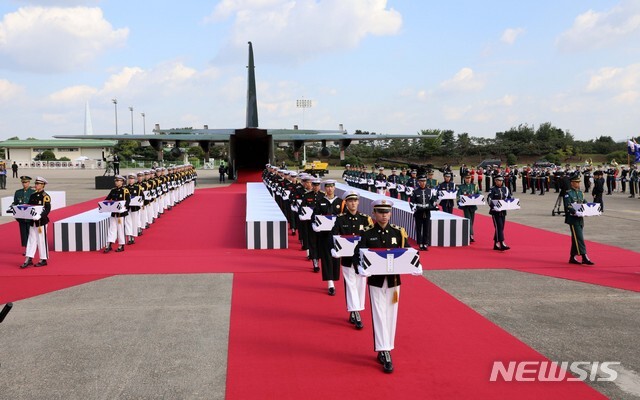 【성남=뉴시스】제70주년 국군의 날인 1일 경기도 성남 서울공항에서 열린 국군 유해 봉환식에서 운구병들이 6.25 참전 국군 유해 64위를 봉송하고 있다.