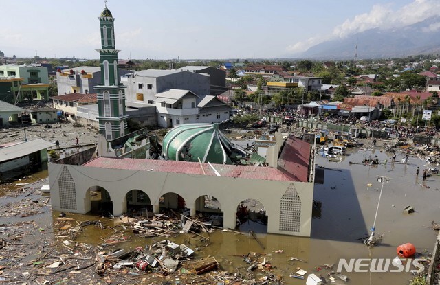 인도네시아 술라웨시 섬의 팔루에서 강진으로 인해 발생한 쓰나미가 휩쓸고 지나간지 약 이틀 후인 30일 이슬람 사원과 주변지역이 물에 잠겨 있다. (출처: 뉴시스)