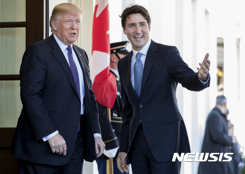 도널드 트럼프 미국 대통령(왼쪽)이 13일(현지시간) 백악관에서 쥐스탱 트뤼도 캐나다 총리와 인사를 나누고 있다. (출처: 뉴시스)