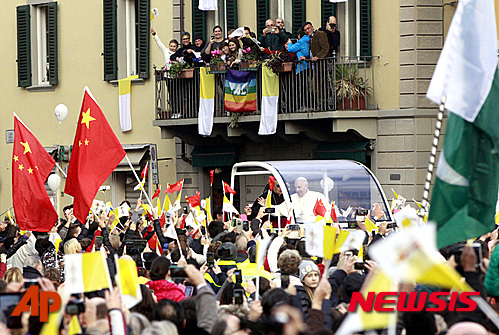 사진은 프란치스코 교황이 2015년 11월 10일(현지시간) 중국계 이주민 거주 비율이 높은 이탈리아 중부 도시를 방문한 가운데 주민들이 중국 국기인 오성홍기를 흔들며 교황을 맞아 주목받았다. (출처: 뉴시스)