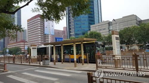 (베이징=연합뉴스) 2일 베이징 소식통 등에 따르면 베이징시 당국은 지난 7월 베이징 중심가인 창안제(長安街)의 버스 정류장에 있던 삼성전자와 현대ㆍ기아차 광고판을 철거한 뒤 최근 새로운 정류장을 설치했다.