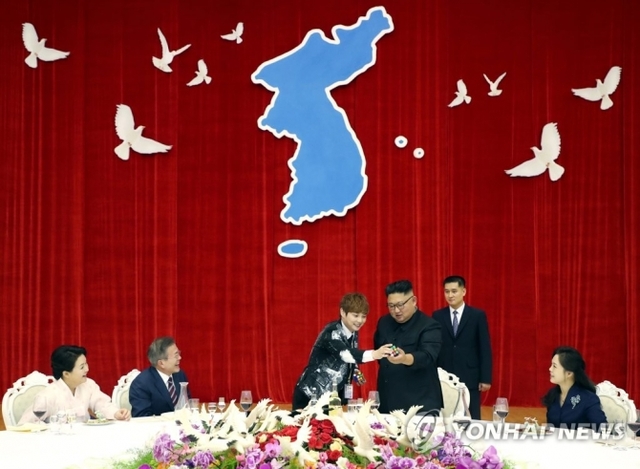 (서울=연합뉴스) 청와대가 지난 달 평양에서 열렸던 남북회담 당시 찍었던 공식 사진이 아닌 일반 수행원들이 촬영하거나 비공식 사진인 'B' 컷을 공개했다.