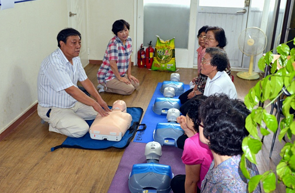 한국재능봉사단 이호현 단장이 어르신들을 대상으로 심폐소생술 교육을 하고 있다. (제공: 한국재능봉사단 이호현 단장)