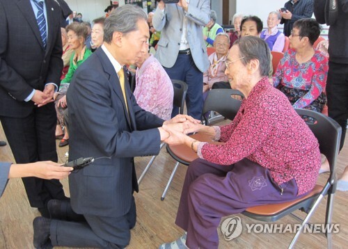 (합천=연합뉴스) 하토야마 유키오 전 일본 총리가 3일 오전 경남 합천원폭피해자복지회관 2층에서 원폭 피해자들을 만나 무릎을 꿇은 채 위로를 전하고 있다.