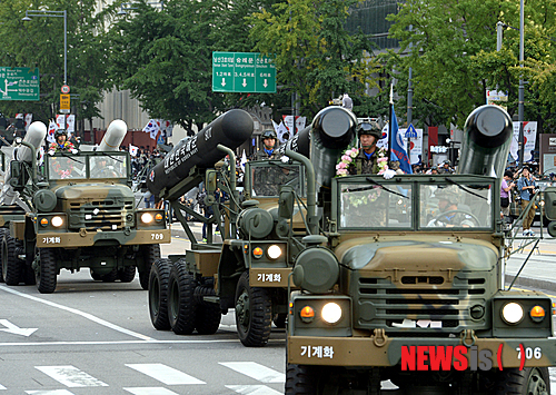 지난 2013년 10월 1일 서울 종로구 세종로대로 일대에서 열린 건군 제65주년 국군의날 시가행진에서 장병들이 최신기 무기를 선보이고 있다. (출처: 뉴시스)