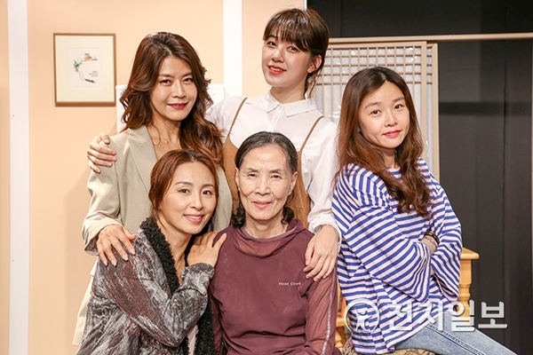 연극 ‘엄마의 레시피’는 탄탄한 실력을 갖춘 배우들의 조화가 무대를 단단하게 만든다. ⓒ천지일보 2018.10.3