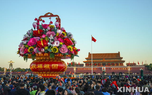 중국 국경절 연휴(10월 1~7일) 첫날 1일 베이징 톈안먼광장에서 사람들로 붐비고 있다. 중국 관광 당국인 문화여유부가 이날 국내 여행자수가 1억 2200만 연인원에 달했다고 발표했다.  (출처: 뉴시스)