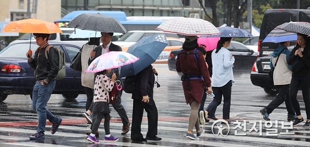 [천지일보=남승우 기자] 태풍 ‘콩레이’ 영향으로 전국 대부분 지역에 비가 내리는 5일 오전 서울 광화문광장에서 시민들이 우산을 쓴 채 발걸음을 재촉하고 있다. ⓒ천지일보 2018.10.5