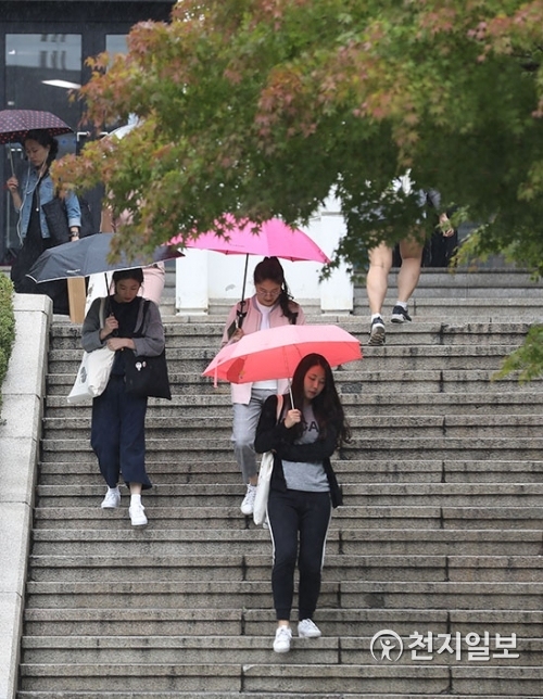 [천지일보=남승우 기자] 태풍 ‘콩레이’ 영향으로 전국 대부분 지역에 비가 내리는 5일 오후 서울 용산구 숙명여대 캠퍼스에서 학생들이 우산을 쓴 채 교정을 지나고 있다. ⓒ천지일보 2018.10.5