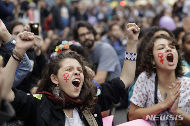 (AP Photo/뉴시스) 브라질의 대통령 선거가 극우와 극좌 간 양강구도로 펼쳐지고 있는 가운데 극우 성향인 사회자유당(PSL) 자이르 보우소나루 후보를 반대하는 시위에 참가한 여성들이 구호를 외치고 있다.