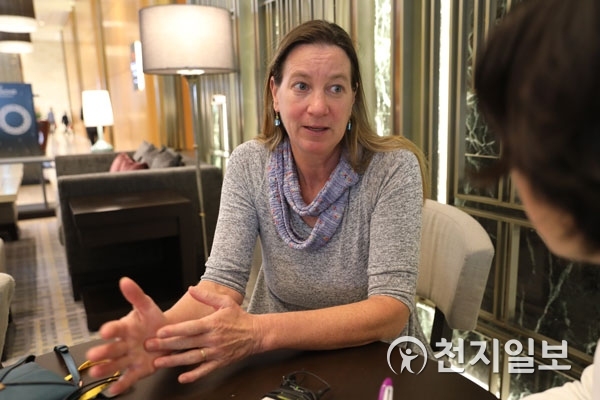 ▲ Martha Mendoza, an AP correspondent, is interviewing the Cheonji-Daily in the lobby of the Millennium Hilton Hotel in Seoul on 5. ⓒ천지일보