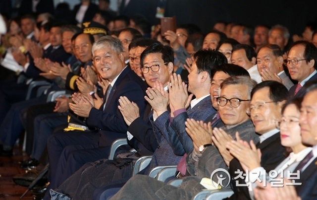 양승조 충남도지사가 5일 금산인삼관 광장에서 열린 ‘제37회 금산인삼축제’ 개막식에 참석, 축제 개최에 대한 축하의 뜻을 전했다. 양 지사와 김종민·이명수 국회의원, 도의회 김석곤·김복만 의원 등 3500명이 참석한 가운데 열린 개막식은 개막 선언과 개막 퍼포먼스, 공연 등의 순으로 진행됐다. (제공: 충남도) ⓒ천지일보 2018.10.7