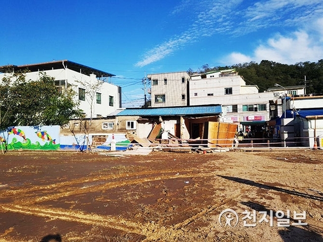 태풍으로 강구초등학교 담벼락이 무너진 모습 ⓒ천지일보 2018.10.8