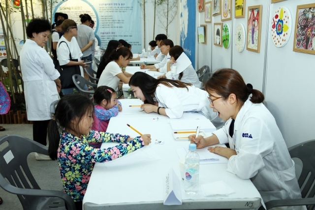 지난 2017년 장흥군에서 열린 통합의학박람회에 참여한 어린이가 진료 체험을 하고 있다. (제공: 장흥군) ⓒ천지일보 2018.10.8