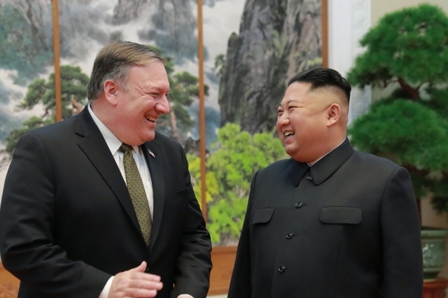 7일(현지시간) 도널드 트럼프 미국 대통령이 자신의 트위터에 올린 마이크 폼페이오 국무장관(왼쪽)과 북한 김정은 국무위원장이 서로 마주보고 웃고 있는 사진 (출처: 도널드 트럼프 미 대통령 트위터)