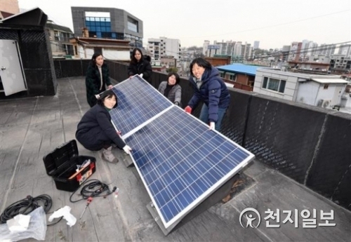 에너지자립마을 ‘성대골’ 주민들이 건물 옥상에 미니 태양광을 설치하고 있다. (제공: 성대골 에너지자립마을)