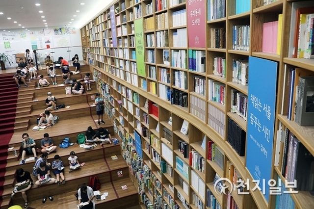 [천지일보=남승우 기자] 지난 8월 서울 중구 서울도서관을 찾은 시민들이 책을 읽으며 더위를 잊고 있는 모습