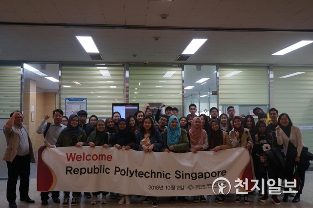싱가포르 리퍼블릭 폴리테크닉대학 학생들이 세종대 인공지능-빅데이터연구센터 관계자들과 기념사진을 찍고 있다. (제공: 세종대학교) ⓒ천지일보 2018.10.10