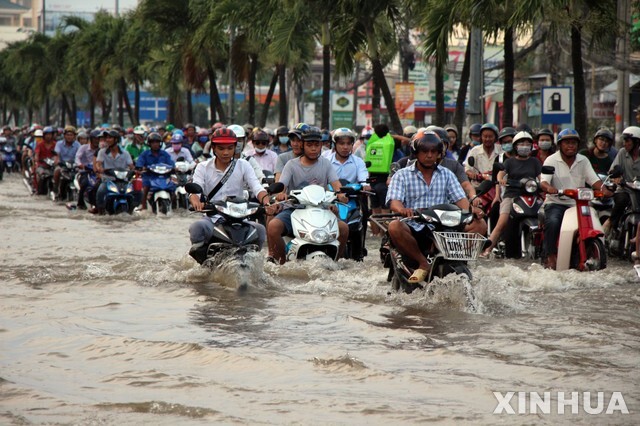9일 베트남 남부 도시에서 주민들이 오토바이를 타고 사흘간 호우로 인한 홍수 물길을 헤쳐 나가고 있다. 칸토 시는 조류가 기록적인 2.23m를 기록했다. (출처: 뉴시스)