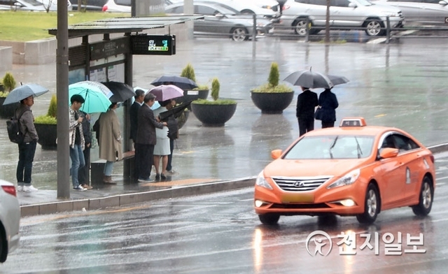 [천지일보=박완희 기자] 전국적으로 날씨가 흐리고 비가 내리는 6일 서울 서대문구 독립문역 인근 교차로에서 시민들이 우산을 쓴 채 버스를 기다리고 있다. ⓒ천지일보 2018.5.6