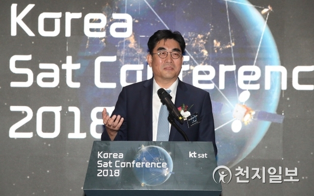 KT 융합기술원장 이동면 사장이 11일 동대문 노보텔에서 열린 제1회 코리아 샛 콘퍼런스(Korea Sat Conference)에서 축사를 하고 있다. (제공: KT SAT) ⓒ천지일보 2018.10.11