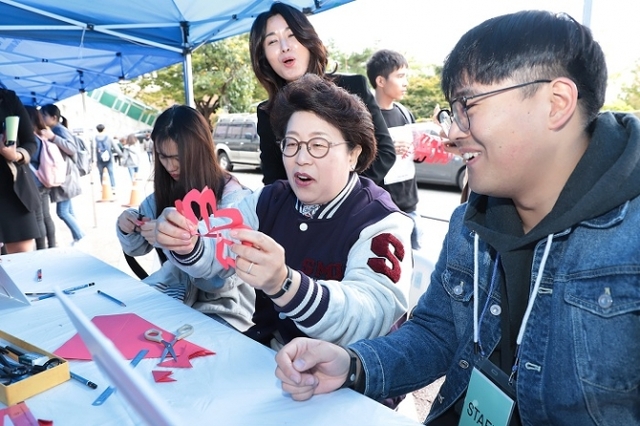 10일 김종희 상명대학교 부총장(가운데)이 유학생들과 함께 전통공예 체험을 하고 있다. (제공: 상명대학교)
