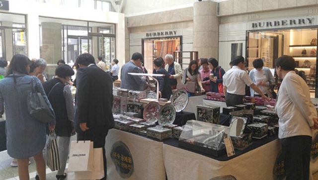 지난해 5월 분당구 서현동 AK플라자 1층에서 열린 우수공예품 전시·판매전 사진. (제공: 성남시)