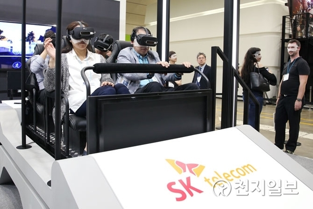 [천지일보=김정필 기자] 23일 서울 코엑스에서 열린 ‘월드IT쇼(WIS) 2018‘에서 관람객이 SK텔레콤 부스에 설치된 VR(가상현실) 기기를 체험하고 있다. ⓒ천지일보 2018.5.23