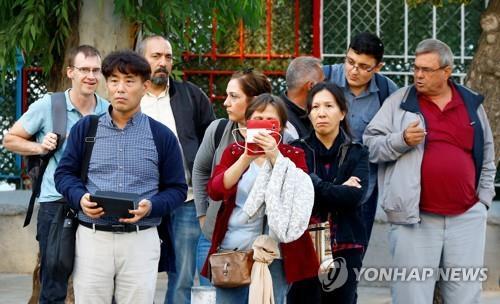 [로이터=연합뉴스] 브런슨 목사의 자택 밖에 모여 있는 지지자들