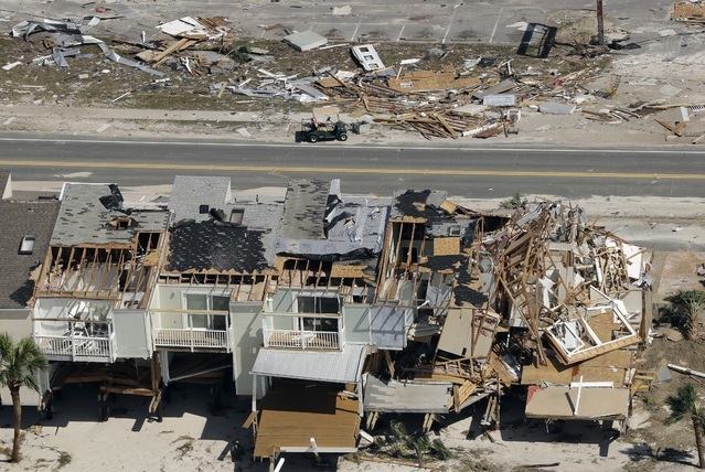 허리케인 마이클이 휩쓸고 지나간 플로리다주 멕시코비치 시내의 항공사진. 집들이 산산조각으로 부서진 시내에서 구조대가 혹시 남아 있을지 모르는 생존자들을 수색하고 있다. (출처: 뉴시스)