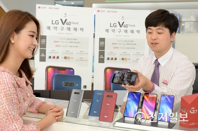 LG전자가 전략 프리미엄 스마트폰 LG V40 씽큐 예약 판매를 시작한다고 14일 밝혔다. 출고가는 104만 9400원으로 이동통신 3사 전 매장에서 예약할 수 있다. (제공: LG전자) ⓒ천지일보 2018.10.14