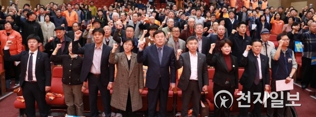 민중당이 14일 오후 국회의원회관 대회의실에서 창당 1주년 기념식을 하는 가운데 참석자들이 구호를 외치고 있다. (제공: 민중당) ⓒ천지일보 2018.10.14