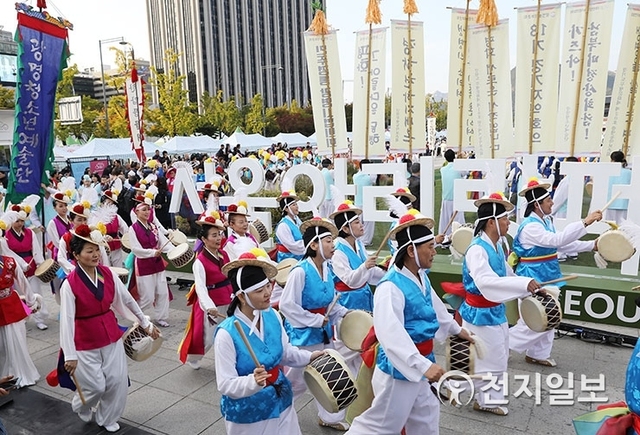 [천지일보=남승우 기자] 14일 오후 서울 광화문광장에서 열린 2018 서울아리랑페스티벌에서 ‘평화의 울림’을 주제로 한 판놀이 길놀이가 펼쳐지고 있다. 이날 행사에는 1178명의 농악대화 시민이 참여했다. ⓒ천지일보 2018.10.14
