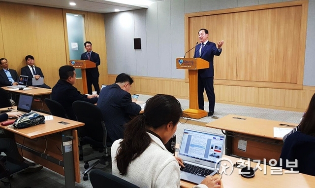유동균 마포구청장이 15일 서울시청 기자실에서 ‘제11회 마포나루 새우젓 축제’ 기자설명회를 하고 있다.