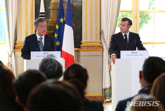문재인 대통령이 15일(현지시간) 프랑스 파리 대통령궁에서 에마뉘엘 마크롱 프랑스 대통령과 공동기자회견을 하고 있다. (출처: 뉴시스)