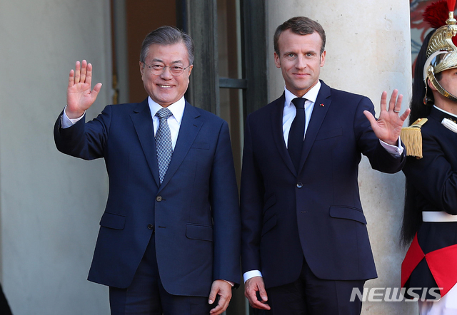 【파리(프랑스)=뉴시스】전신 기자 = 문재인 대통령이 15일 프랑스 파리 엘리제궁에 도착해 에마뉘엘 마크롱 프랑스 대통령과 인사하고 있다.