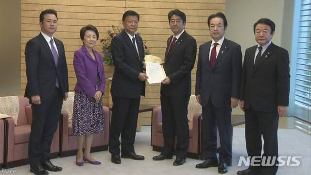 일본 집권 자민당이 15일 아베 신조(安倍晉三) 총리에게 