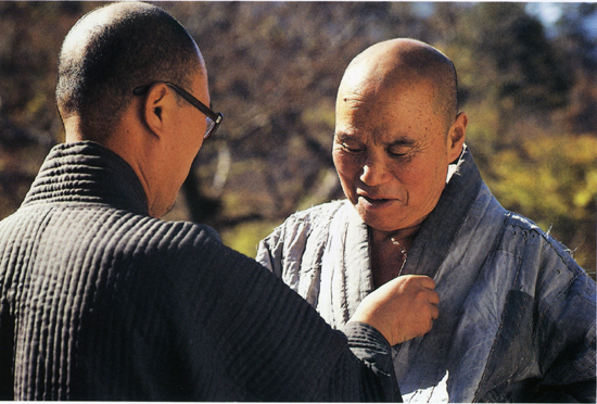 성철스님(오른쪽)과 원택스님. (제공: 김영사)