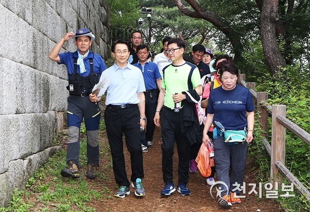 제69회 종로건강걷기대회에 참여한 김영종 구청장과 주민들의 모습 (제공: 종로구)