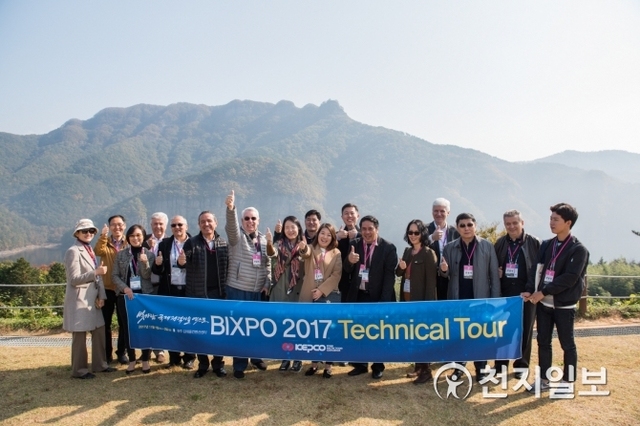 한국전력이 지난해 '2017 빛가람 국제 전력기술 엑스포'를 개최한 가운데 이와 함께 '2017 테크니컬 투어'행사가 진행됐다. 참가자들이 기념 사진을 찍고 있다. (제공: 한국전력)ⓒ천지일보 2018.10.16