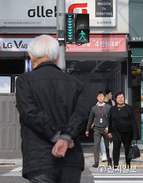 [천지일보=남승우 기자] 15일 오후 서울 중구 을지로역 인근에서 한 노인이 횡단보도를 건너고 있다. ⓒ천지일보 2018.10.17