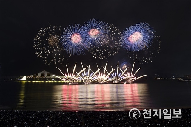 지난해 불꽃축제 모습. (제공: 부산시) ⓒ천지일보 2018.10.17